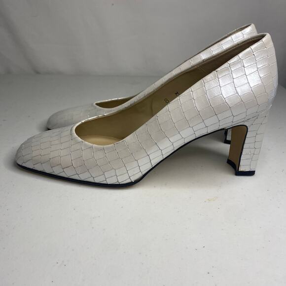 Etienne Aigner Valencia Leather White Shiny Closed Toe Heels Classic Size 8 - Picture 10 of 16